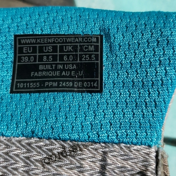 KEEN HIKING BOOTS (8.5) - Picture 4 of 4